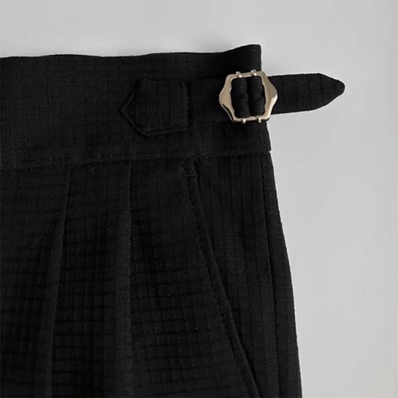Ajusteur à pince du pantalon Balmoral, permettant un ajustement personnalisé et raffiné, assure un confort optimal