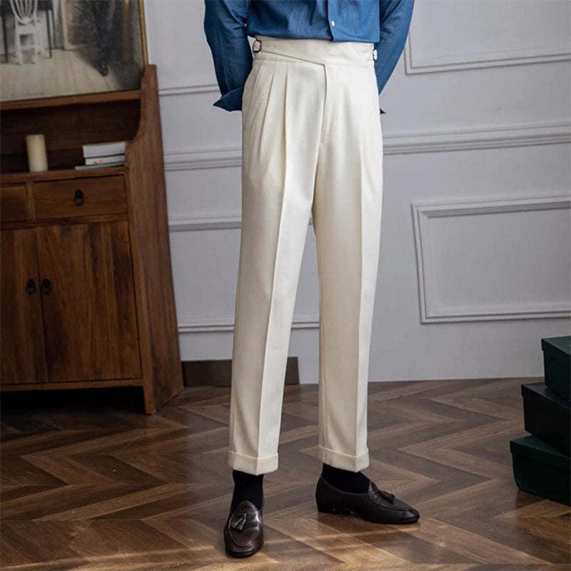 Tissu haut de gamme du pantalon DARCY blanc, souple, respirant et élégant.
