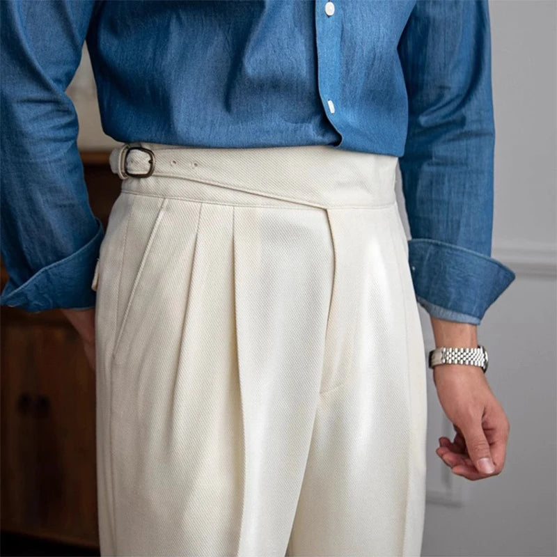Focus sur la taille haute et la fermeture du pantalon DARCY blanc, alliant confort et élégance