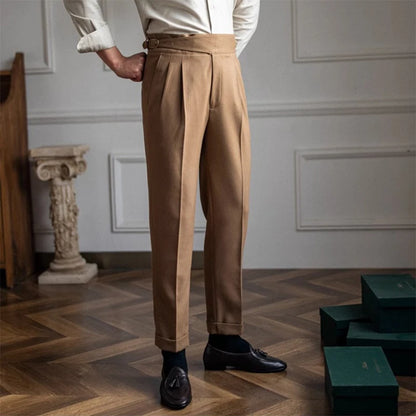 Pantalon DARCY marron clair en tissu souple, taille haute et ajustement parfait pour un look sophistiqué.