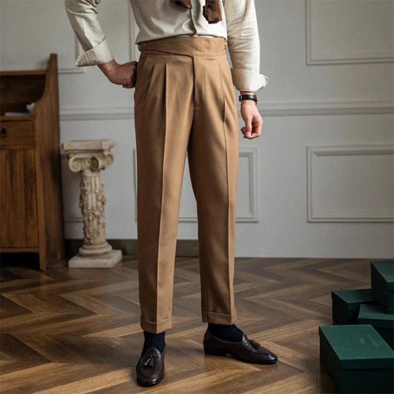 Pantalon DARCY marron clair en tissu souple, taille haute et ajustement parfait pour un look sophistiqué.