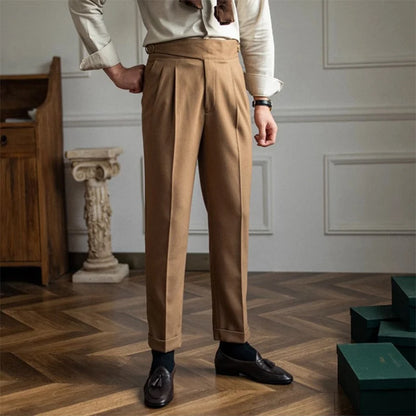 Pantalon DARCY marron clair en tissu souple, taille haute et ajustement parfait pour un look sophistiqué.