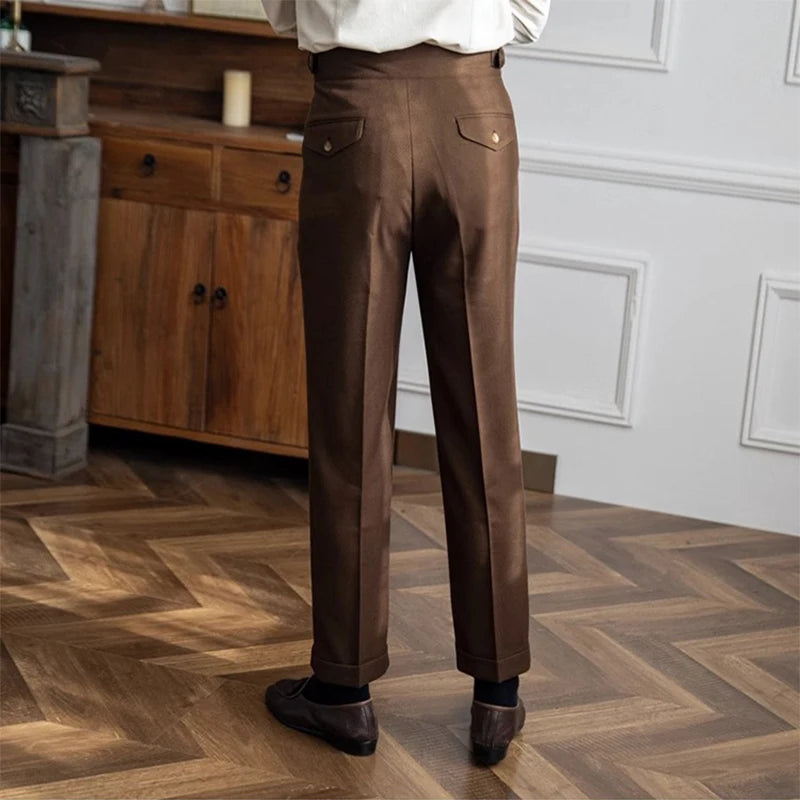 Pantalon DARCY marron vue de derrière, poches discrètes et élégantes. 