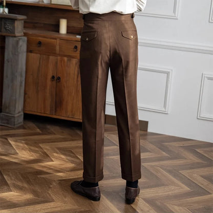 Pantalon DARCY marron vue de derrière, poches discrètes et élégantes. 