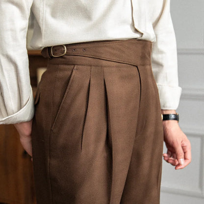 Zoom sur la ceinture ajustable du pantalon DARCY marron, pour un maintien parfait et une finition élégante.
