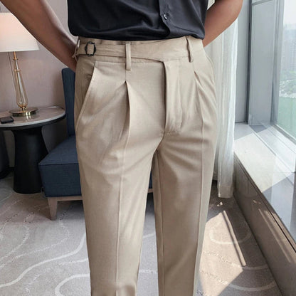 Zoom sur la ceinture ajustable et la taille moyenne du pantalon DRAYTON beige