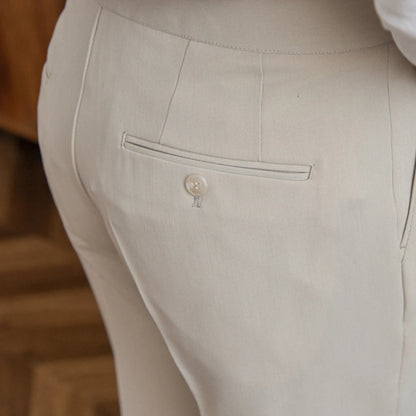 Détail des poches discrètes du pantalon Léandre, coupe droite et tissu confortable