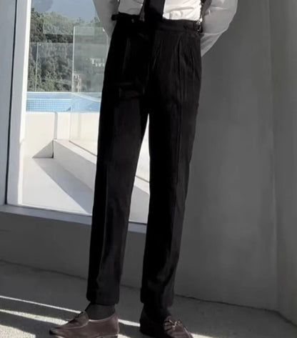 Le pantalon LOXLEY noir en velours côtelé, coupe slim et ceinture ajustable. La matière douce et résistante assure confort et élégance, pour un look old money raffiné et intemporel.
