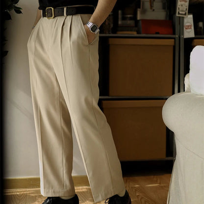 Zoom sur le pantalon SLOANE beige, mettant en valeur sa coupe droite et fluide avec une finition impeccable. Le tissu léger et aérien, idéal pour les journées estivales, garantit un confort optimal.