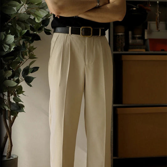 Vue du pantalon SLOANE beige, coupe droite ample avec plis marqués, offrant un tombé fluide et moderne. Le tissu respirant et léger assure confort et élégance tout au long de la journée.