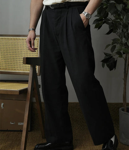 Focus sur la finition parfaite du pantalon SLOANE noir. Le tissu léger et respirant assure un confort optimal, tandis que les plis marqués et la coupe ample apportent une touche de raffinement moderne.