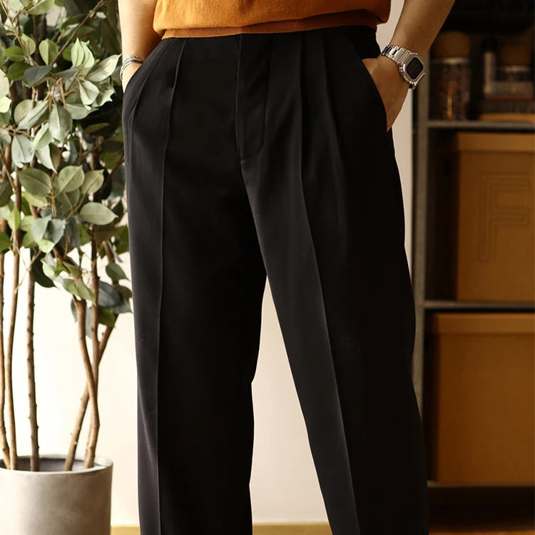 Zoom sur le pantalon SLOANE noir, soulignant ses plis marqués et sa coupe fluide. Un pantalon habillé au style moderne et décontracté, idéal pour diverses occasions.