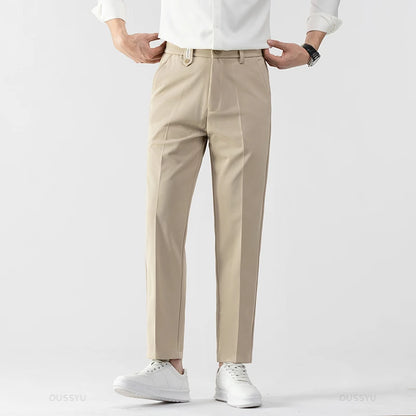 Zoom sur la matière extensible du pantalon VAUBERT beige – Confort et maintien optimal
