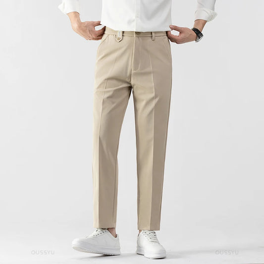 Zoom sur la matière extensible du pantalon VAUBERT beige – Confort et maintien optimal