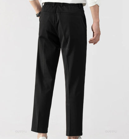 Pantalon VAUBERT noir vu de dos. Élégance intemporelle avec des finitions soignées