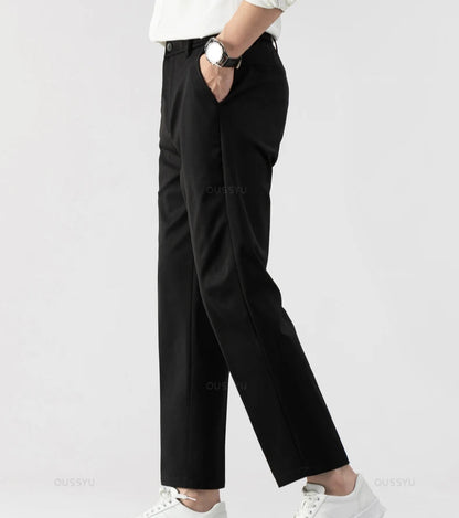Vue latérale du pantalon VAUBERT noir. Tombé fluide et coupe structurée