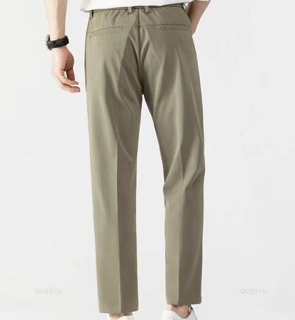 Dos du pantalon VAUBERT kaki. Silhouette structurée et confort extensible