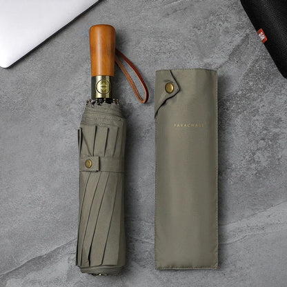 Détail du parapluie kaki fermé avec manche en bois élégant et tube en alliage d’aluminium, idéal pour les intempéries
