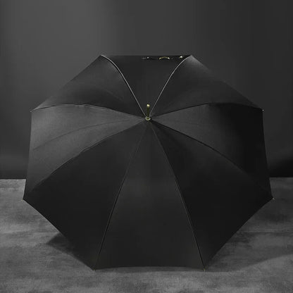 Zoom sur la matière du parapluie de luxe, détail du sceptre à tête d’animal et du cadre en aluminium, design rétro et élégant avec finition or.