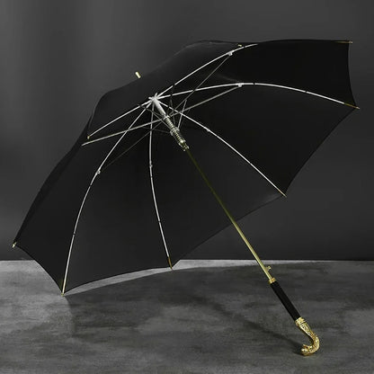 Zoom sur le cadre en aluminium du parapluie de luxe avec sceptre tête de serpent, mettant en valeur la légèreté et la solidité du design. Finition élégante avec poignée en or.