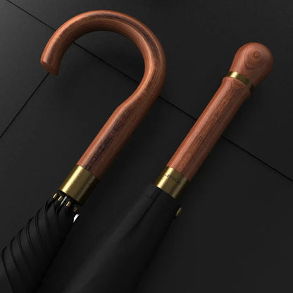 Zoom sur le parapluie noir vintage - manche en bois au design élégant et tissu pongé résistant