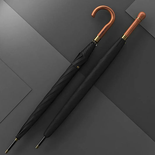 Parapluie noir vintage, zoom sur le manche droit en bois et le tissu imperméable de haute qualité