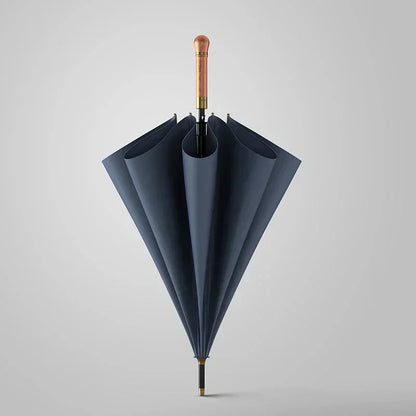 Parapluie vintage en bois bleu marine, zoom sur le manche droit en bois et les coutures du tissu de qualité supérieure