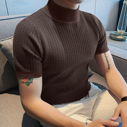 T-shirt pull en tricot marron, col montant sophistiqué et coupe ajustée