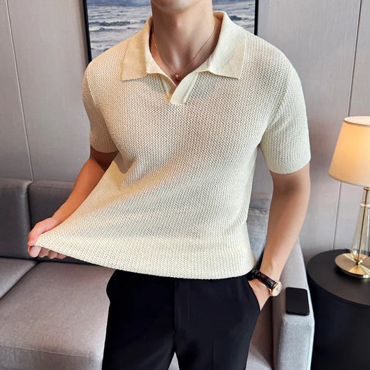 Polo blanc col V en tricot léger vue de face, idéal pour un look sophistiqué