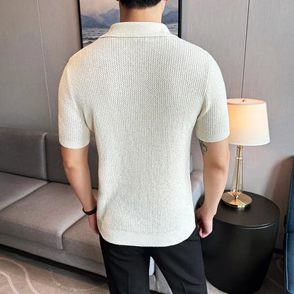 Polo tricoté blanc à manches courtes avec col V, vu de dos, style élégant et intemporel