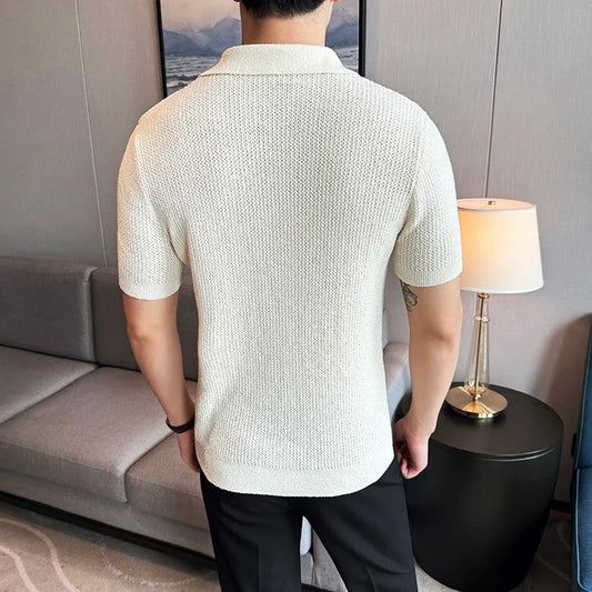 Polo tricoté blanc à manches courtes avec col V, vu de dos, style élégant et intemporel