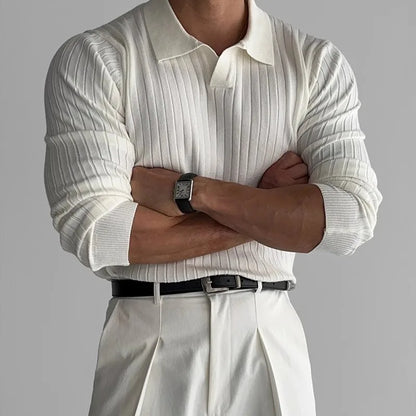 Polo blanc slim fit avec col V et rayures raffinées, Une coupe moderne inspirée du vestiaire masculin haut de gamme