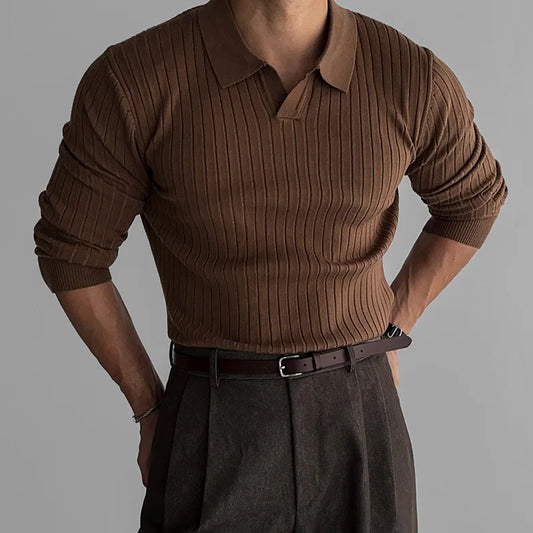 Polo marron en tricot fin en maille douce, manches longues et col à revers, un style vintage revisité avec une touche moderne.