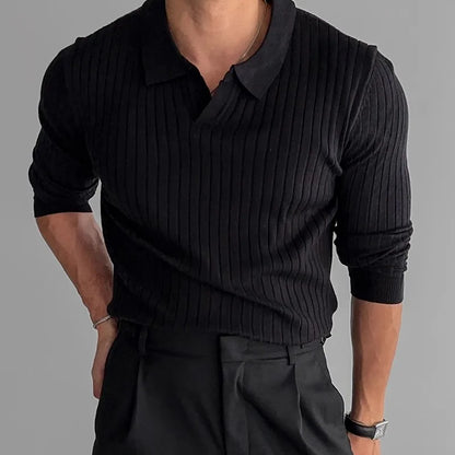 Polo rayé noir à manches longues, col V et coupe ajustée, une pièce raffinée pour un style sobre et sophistiqué.