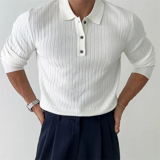 Polo blanc côtelé à manches longues, col boutonné, une touche d’élégance lumineuse et épurée.
