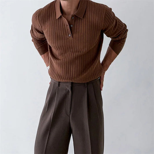Polo marron vintage à col V boutonné et manches longues, idéal pour un look raffiné.