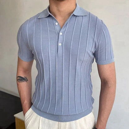 Polo rayé bleu clair en mouvement, tissu léger et fluide, parfait pour un confort optimal et une allure sophistiquée.