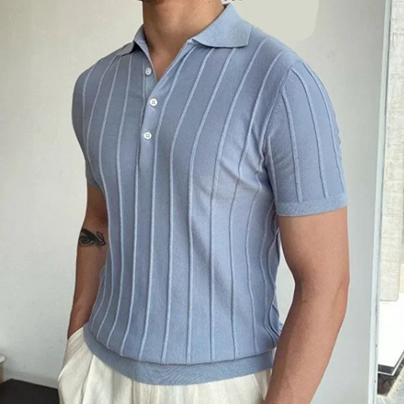 Polo rayé bleu clair homme, associé à un pantalon beige, un style décontracté-chic inspiré du vestiaire Old Money