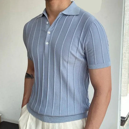  Polo rayé bleu clair homme, associé à un pantalon beige, un style décontracté-chic inspiré du vestiaire Old Money