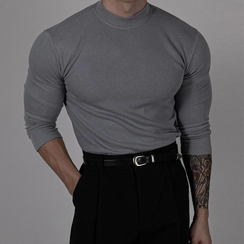 Texture en gros plan du pull EZEKIEL gris, mettant en avant sa maille côtelée et son toucher doux.