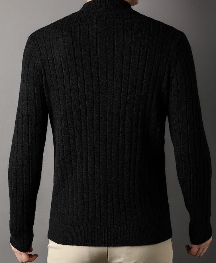 Pull GREGOR noir vue de dos. Zoom sur la matière, une laine de qualité. Style élégant et raffinée pour toutes les occasions