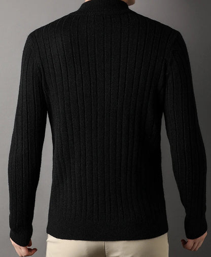 Pull GREGOR noir vue de dos. Zoom sur la matière, une laine de qualité. Style élégant et raffinée pour toutes les occasions