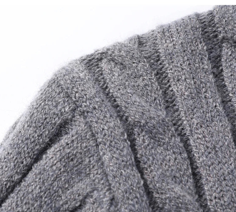 Zoom sur la matière en laine côtelé du pull zippé GREGOR gris, maille impeccable pour un confort optimal