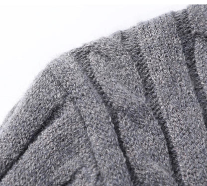 Zoom sur la matière en laine côtelé du pull zippé GREGOR gris, maille impeccable pour un confort optimal