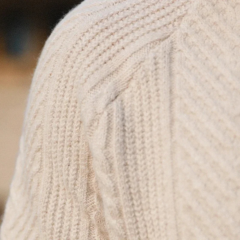 Zoom sur le pull LUCIAN en beige avec tricot en laine texturé, haute qualité et douce pour un confort optimal. 
