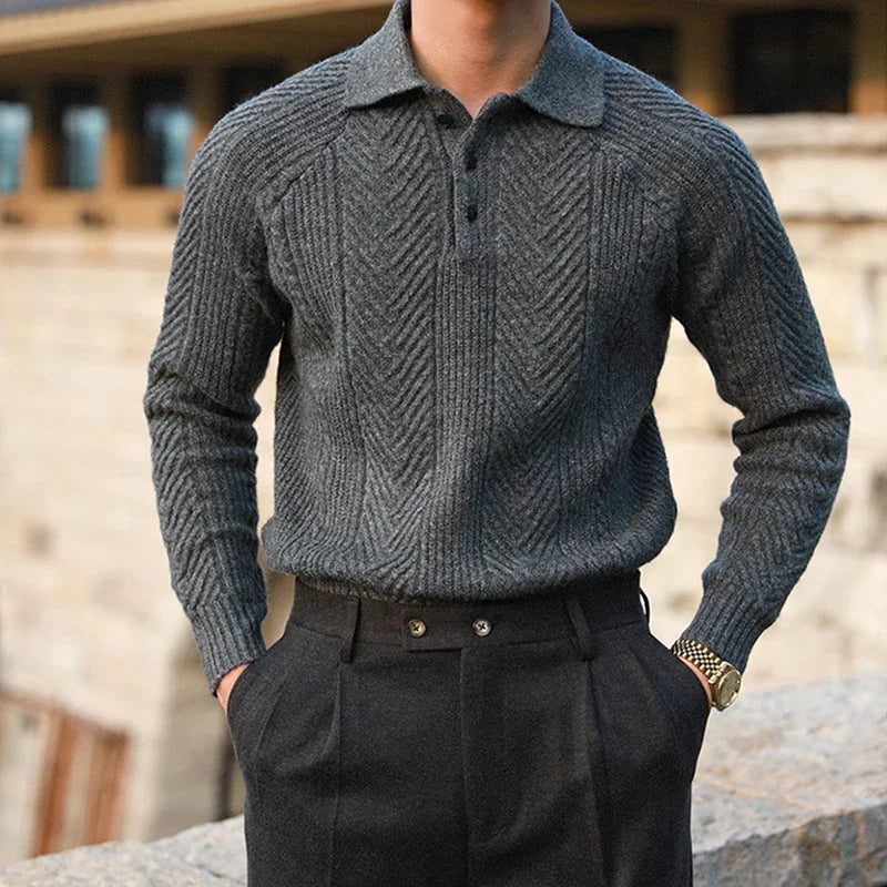 Vue du pull gris LUCIAN avec tricot texturé, col boutonné, une pièce incontournable pour un look casual chic et moderne