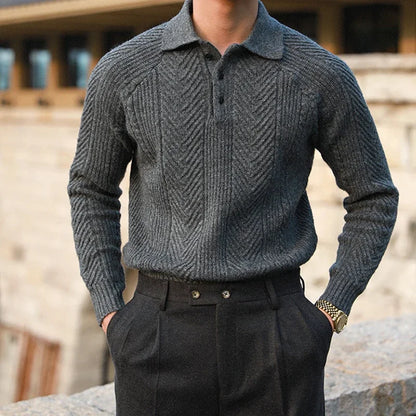 Vue du pull gris LUCIAN avec tricot texturé, col boutonné, une pièce incontournable pour un look casual chic et moderne