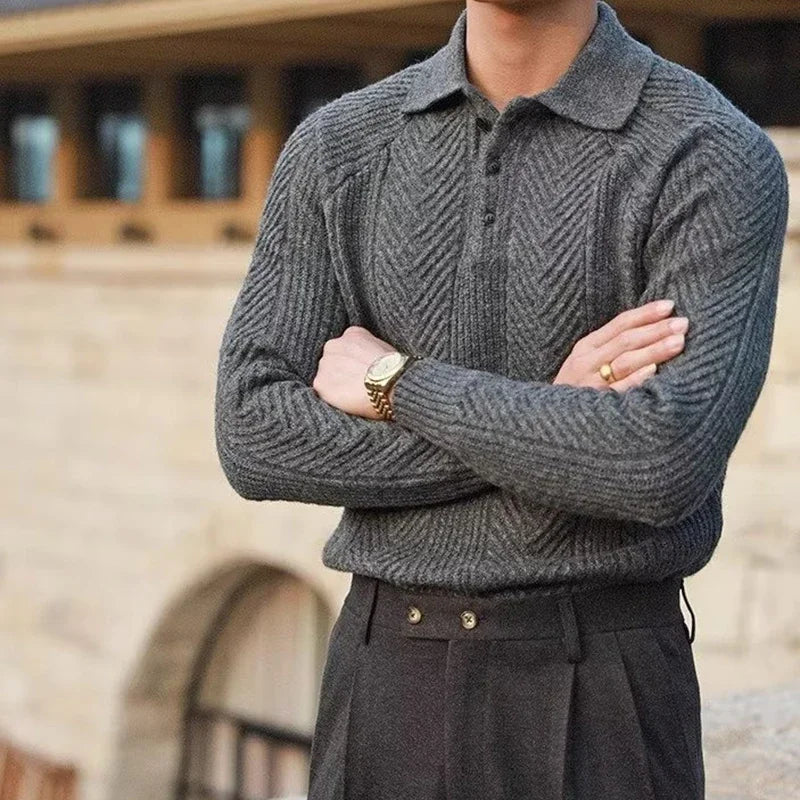 Pull LUCIAN gris en laine avec texture fine, col boutonné, parfait pour un style chic et minimaliste