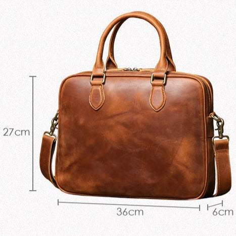 Détail des mesures du sac porte-documents en cuir marron vintage, idéal pour un style professionnel et décontracté.