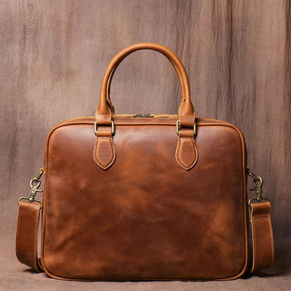 Sac porte-documents vintage en cuir marron posé, affichant son design élégant et sa poignée souple.